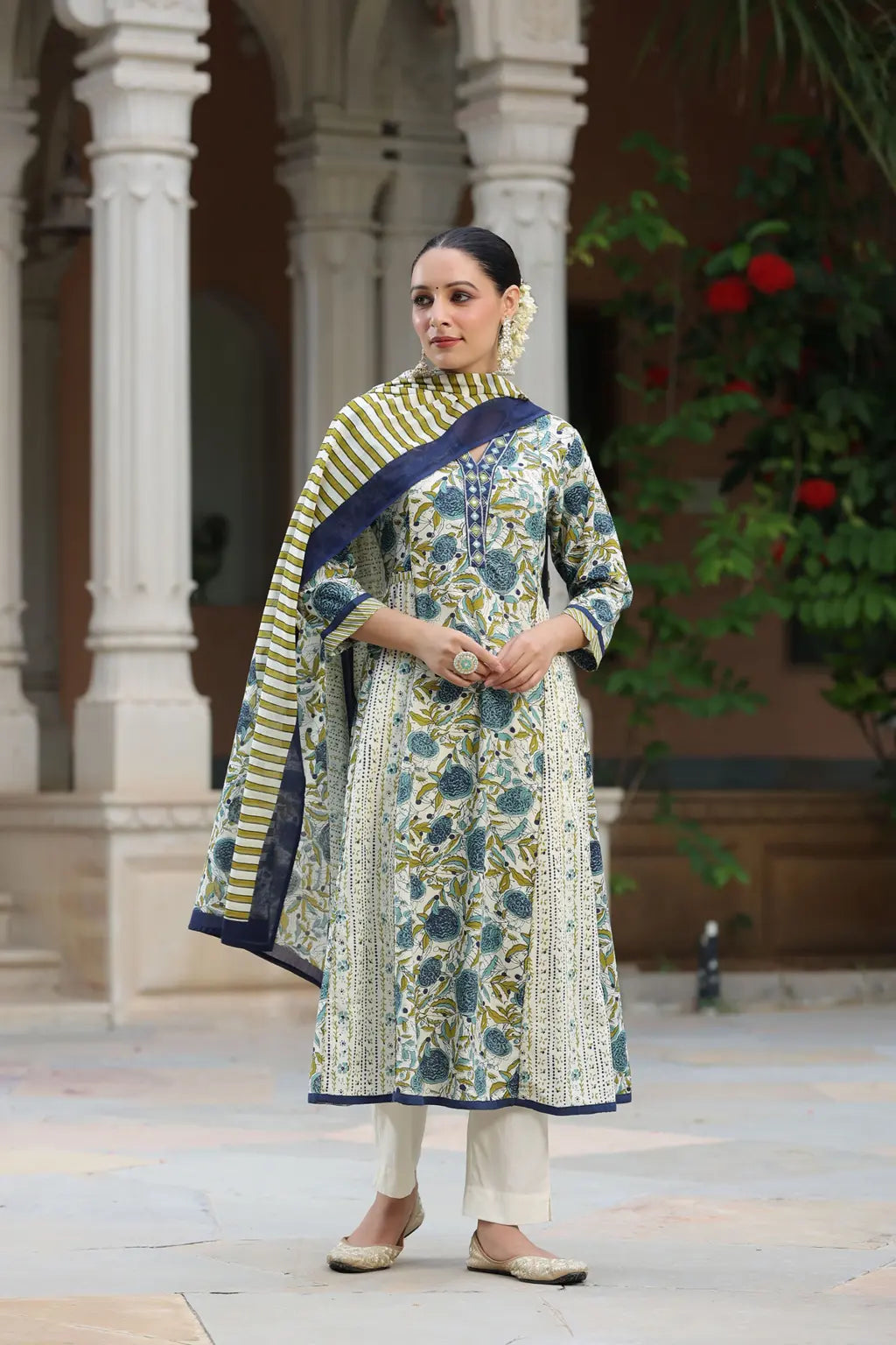 Women Blue Floral Printed…