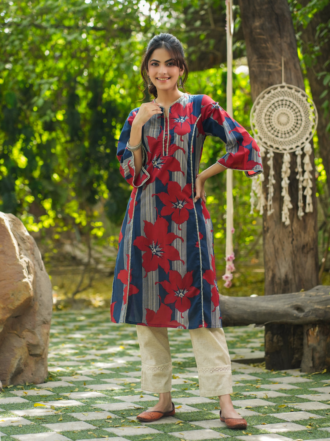 Notch Neck Embroidered Straight…