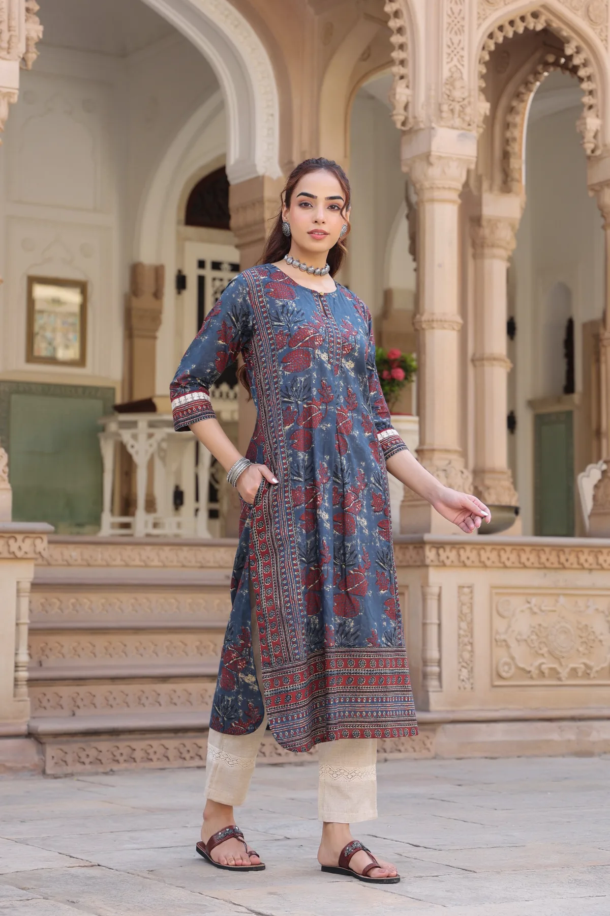 Women Floral Printed Thread Work Kurta